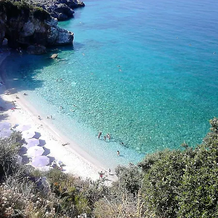 Ground Floor Stonehouse With Yard Semesterbostad