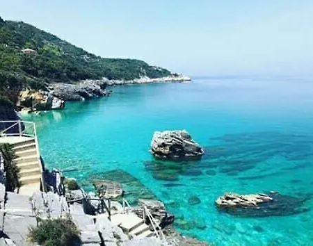 Ground Floor Stonehouse With Yard